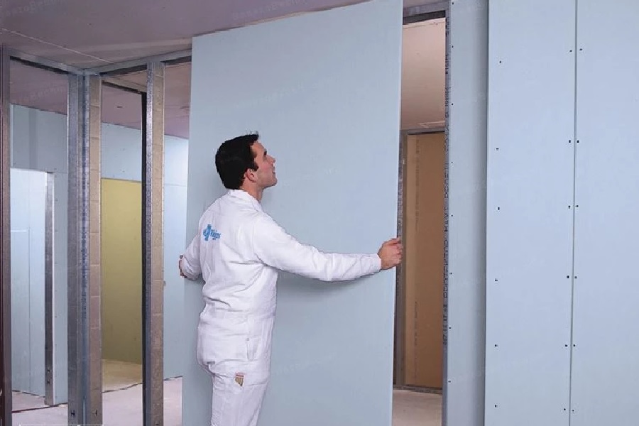 دیوارهای کناف با وزن یک‌دهم دیوارهای آجری، بار بسیار کمتری به سازه اصلی ساختمان وارد می‌کنند